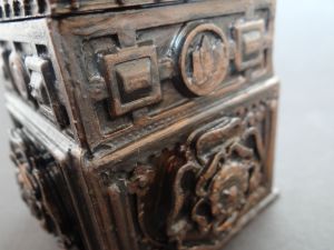 close up picture of the design of the tudor box